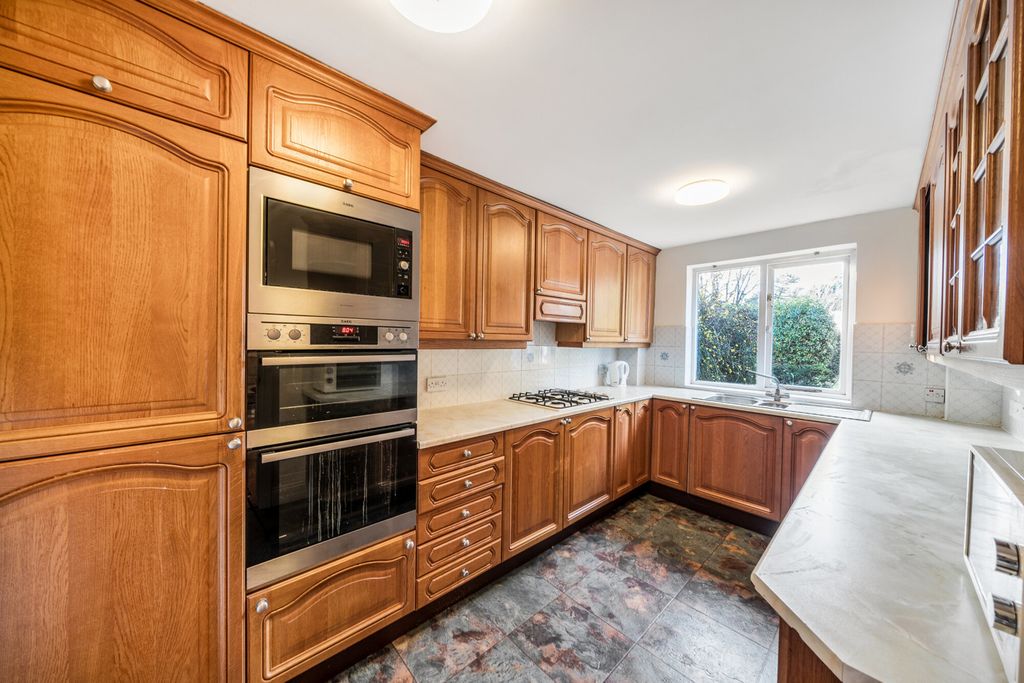 Property photo 3 of 22 1386934-10-692ee1...