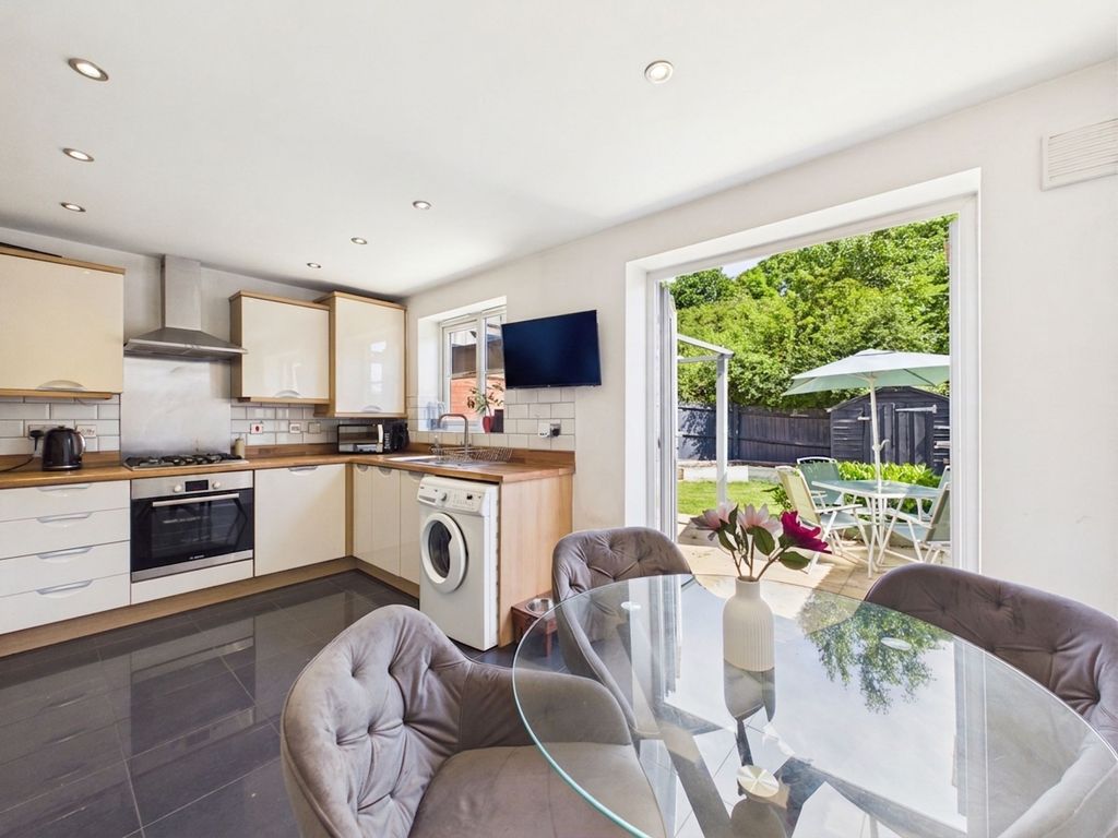 Property photo 3 of 19 Dining Kitchen