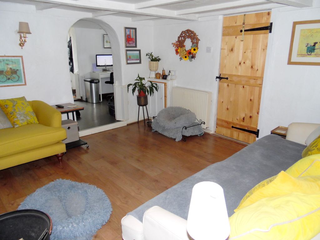 Property photo 3 of 47 Lounge