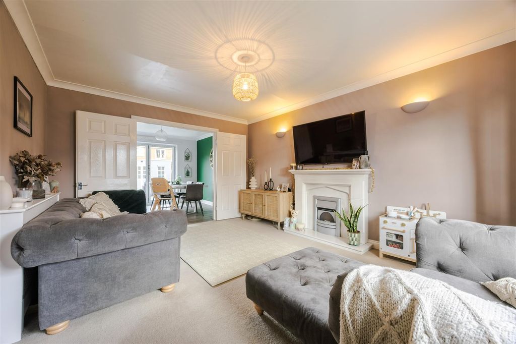 Property photo 3 of 18 Lounge