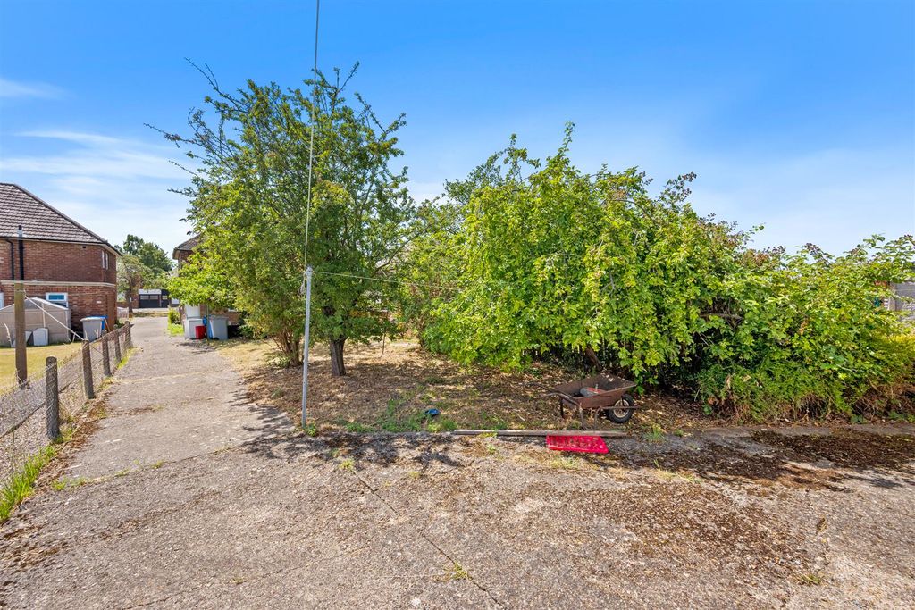 Property photo 3 of 24 Garden
