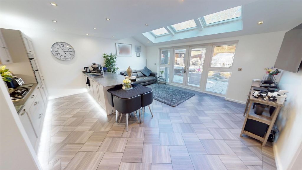 Property photo 3 of 30 Cherwell Avenue Kitchen Diner