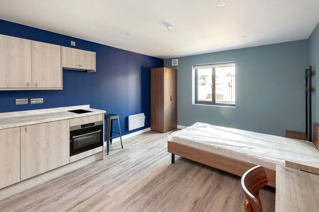 Property photo 2 of 5 A Spacious And Modern Large Double Bedroom Featuri...