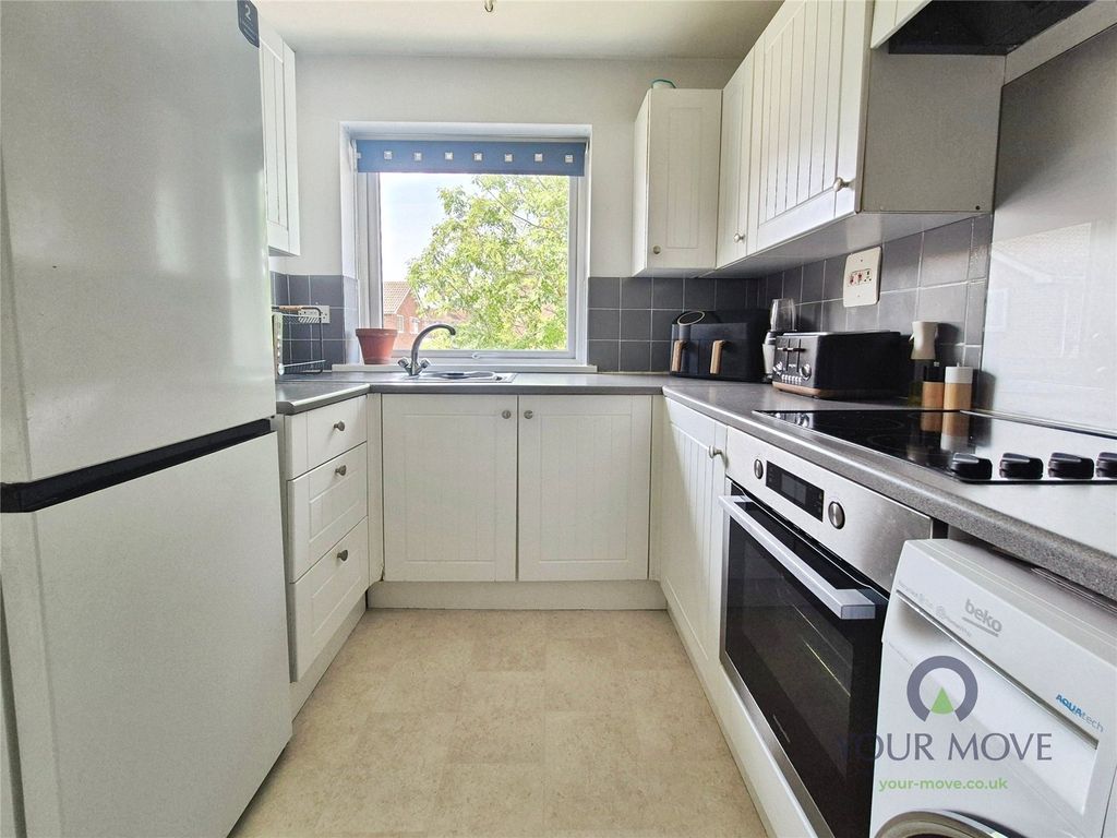 Property photo 3 of 11 Kitchen