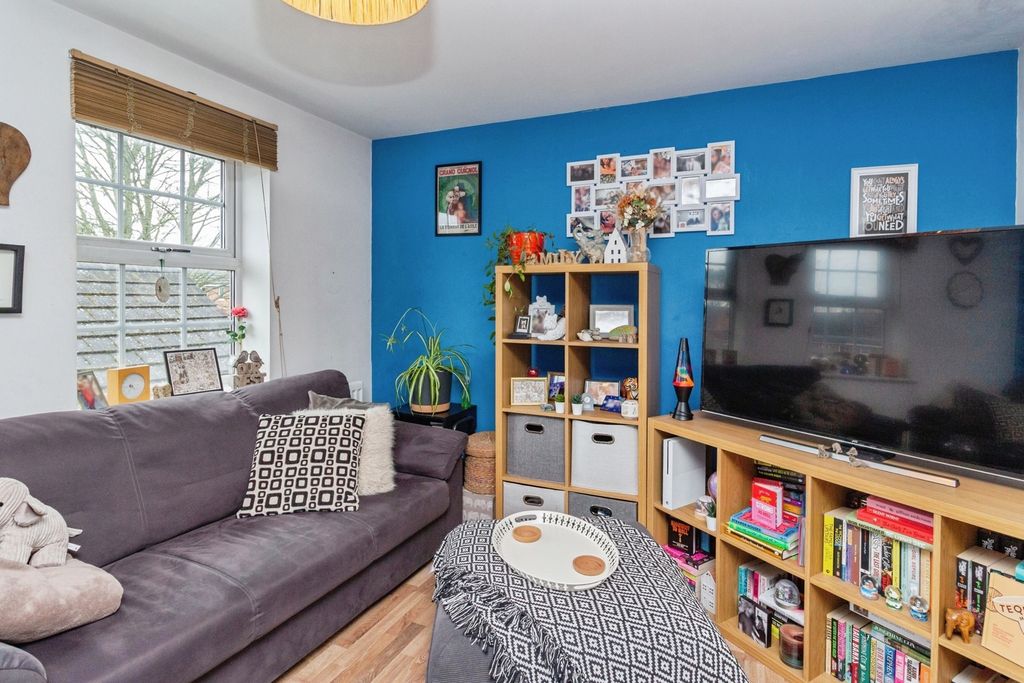 Property photo 2 of 13 Lounge