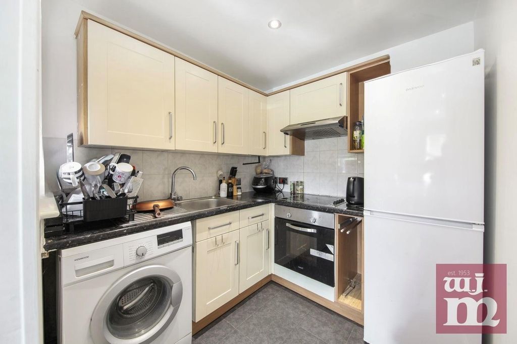 Property photo 3 of 8 Kitchen