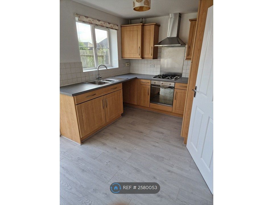 Property photo 3 of 12 Kitchen