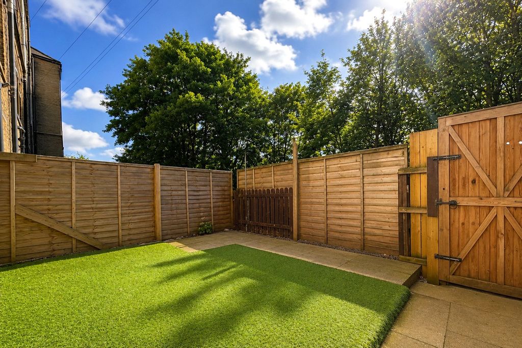 Property photo 2 of 12 Garden
