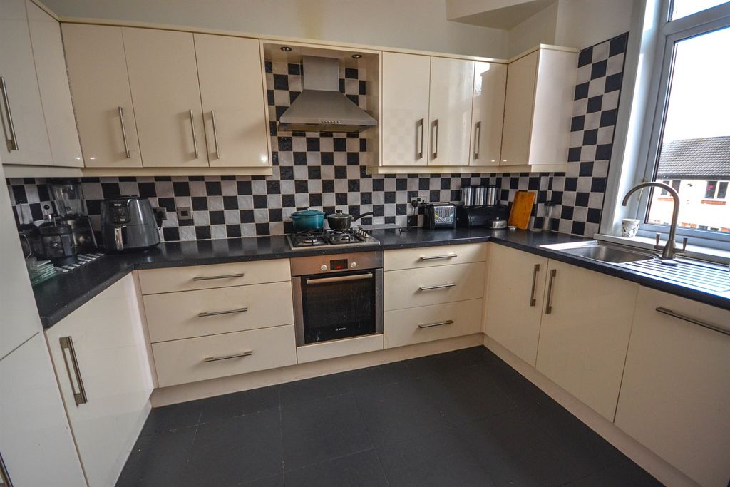 Property photo 2 of 14 Kitchen