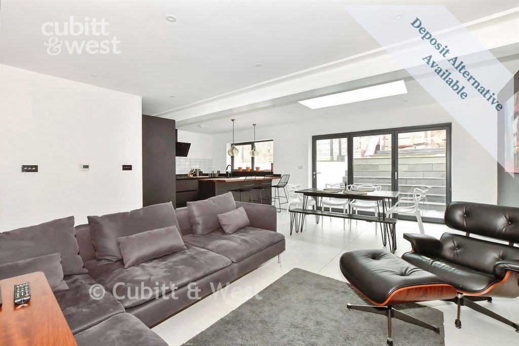Property photo 3 of 15 Lounge/Diner