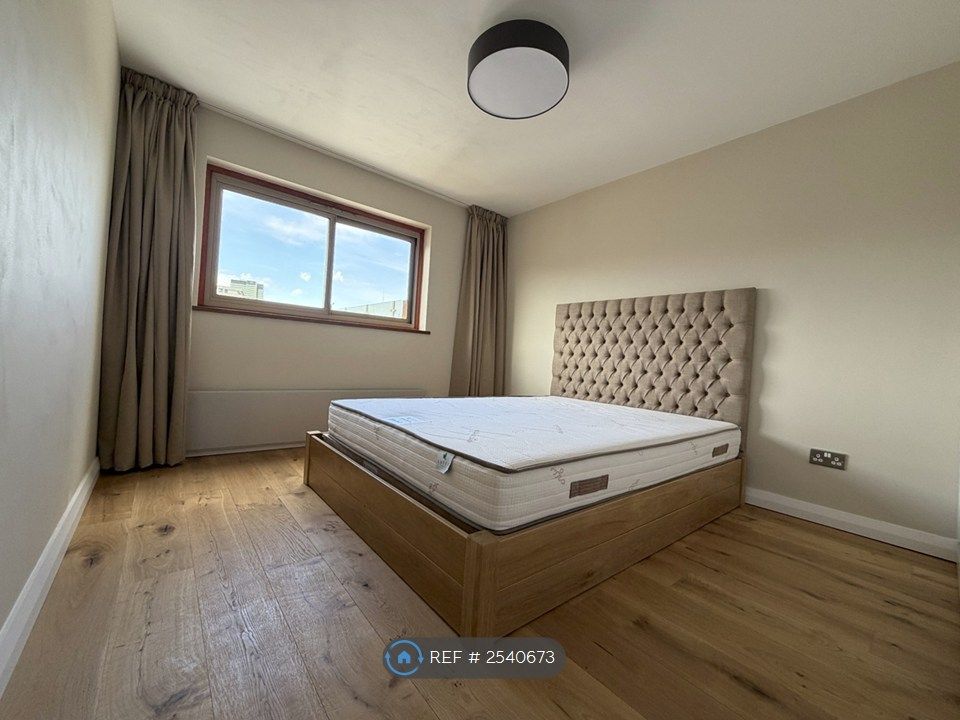 Property photo 3 of 9 Main Bedroom.