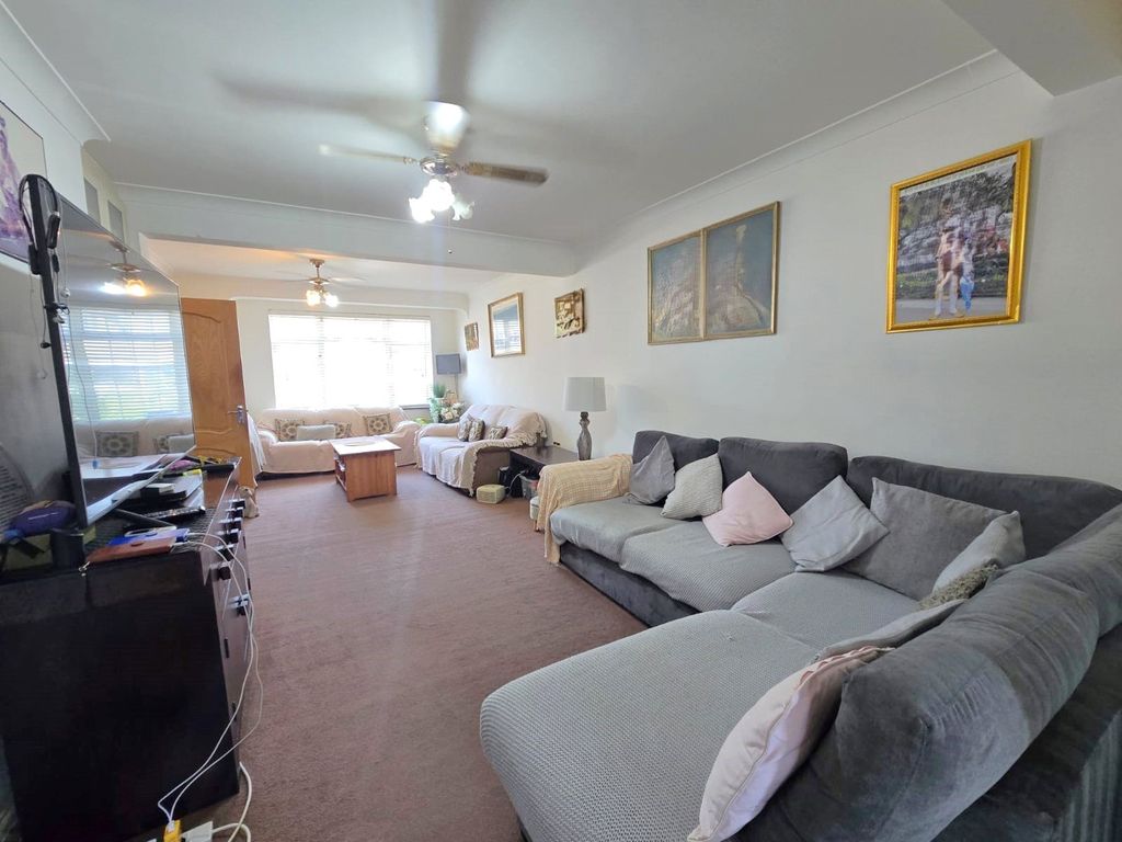 Property photo 2 of 16 Lounge