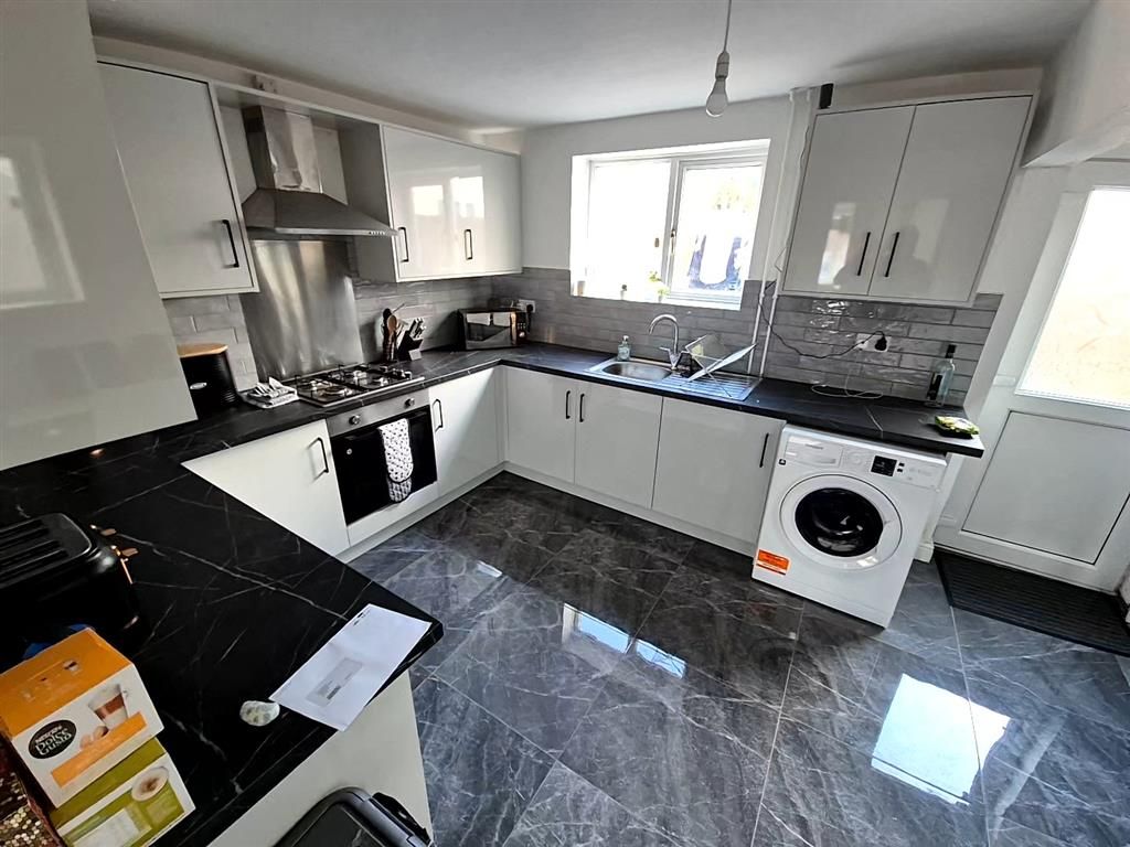 Property photo 3 of 9 Kitchen
