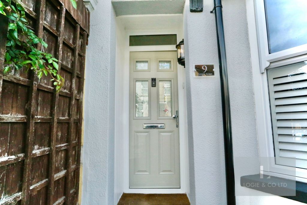 Property photo 2 of 28