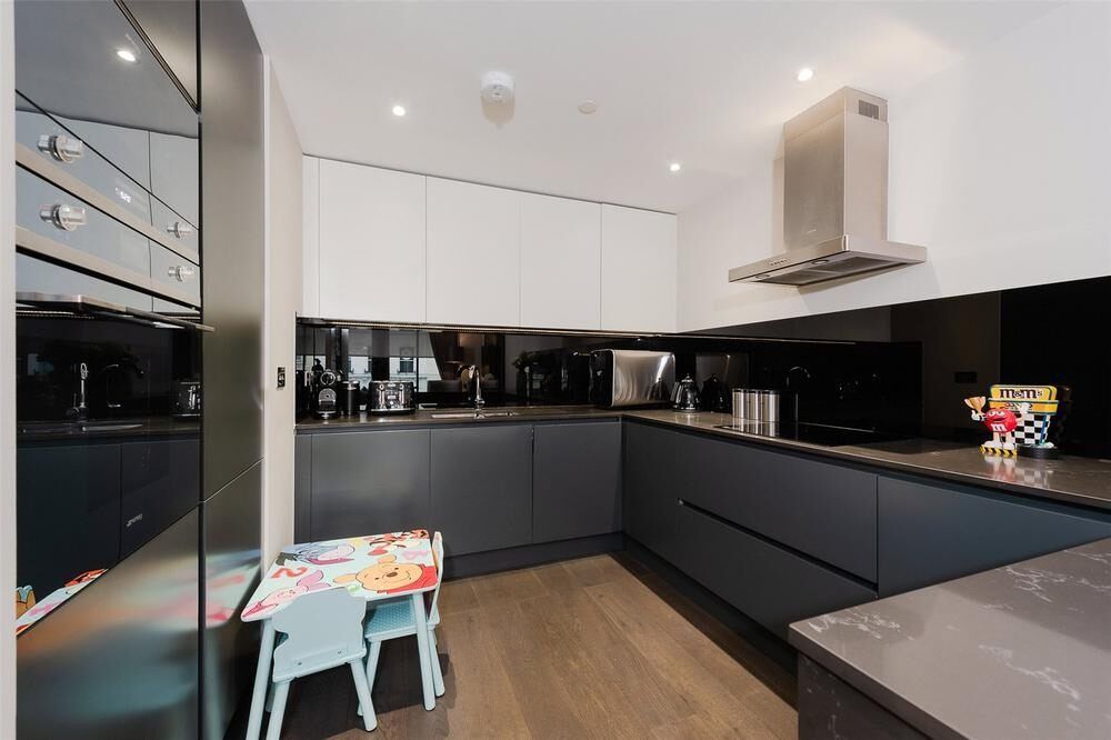 Property photo 2 of 12 Hanway Gardens