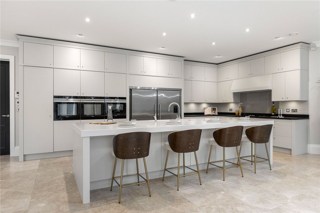 Property photo 3 of 30 Kitchen/Breakfast