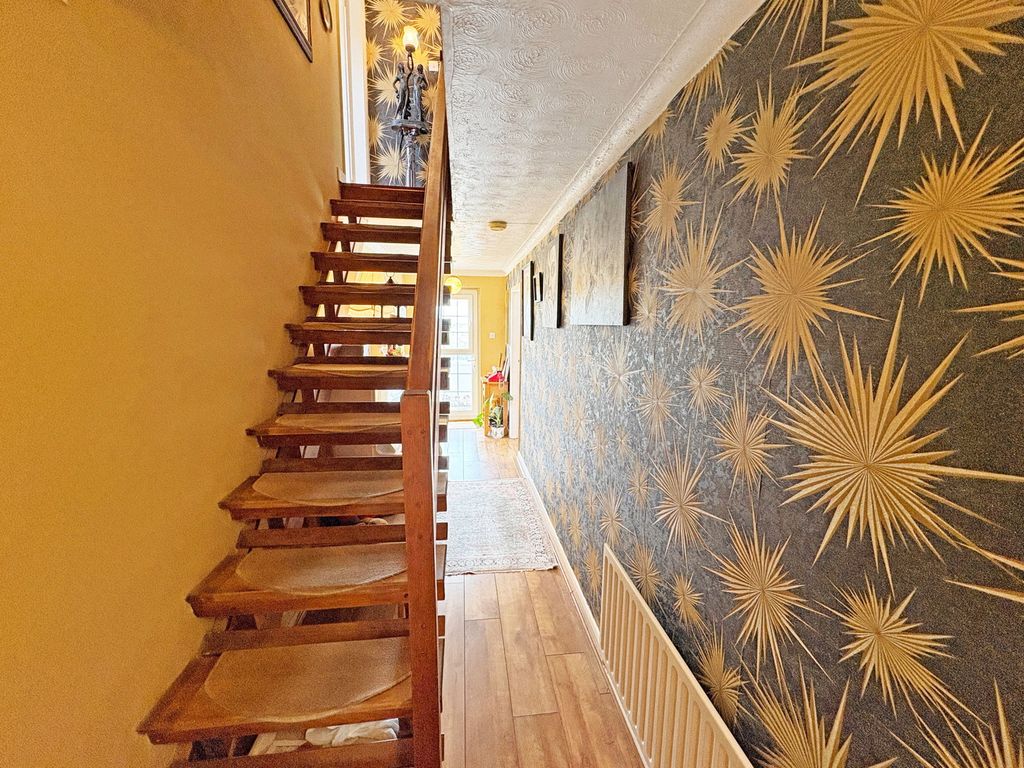 Property photo 3 of 27