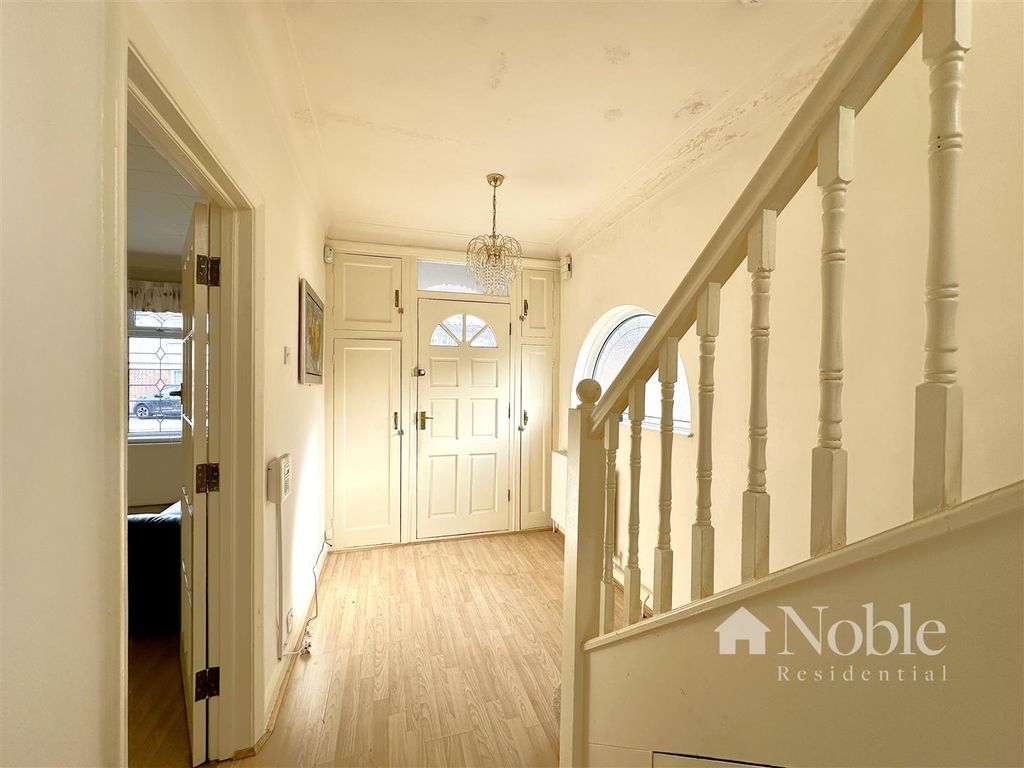 Property photo 2 of 18 Entrance Hall