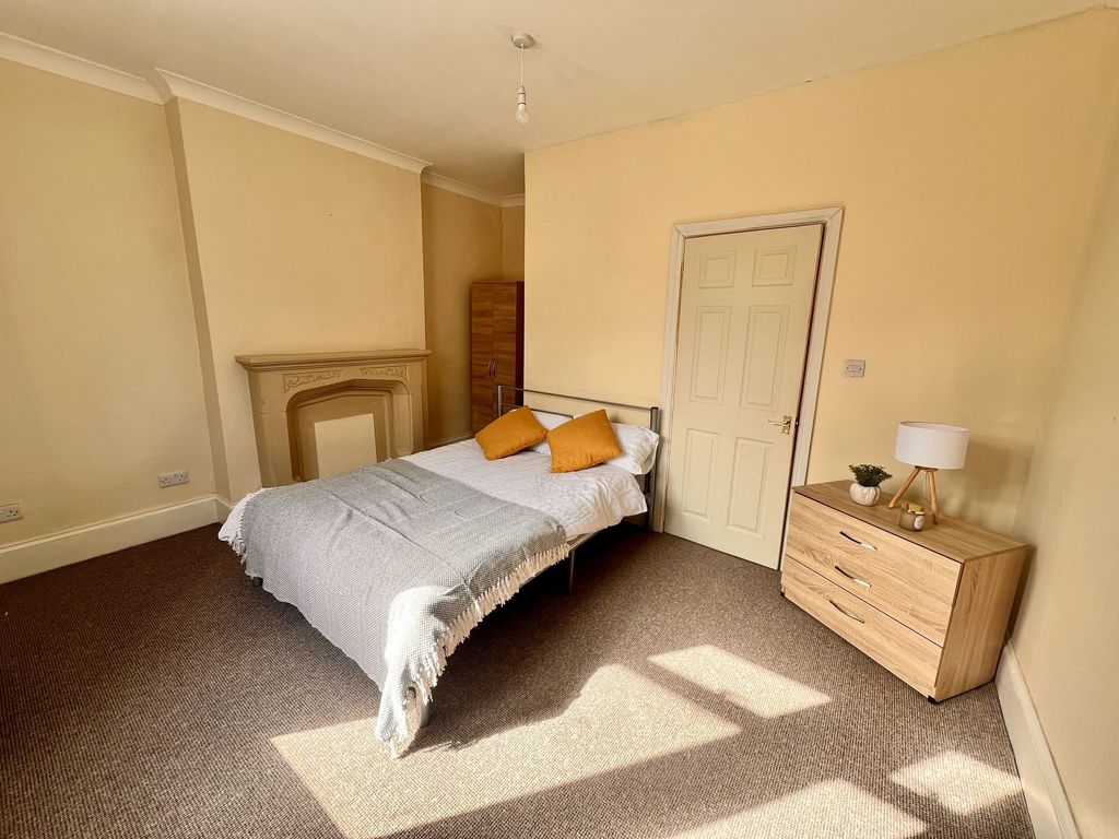 Property photo 2 of 8 A Bright And Inviting Double Bedroom Featuring A c...