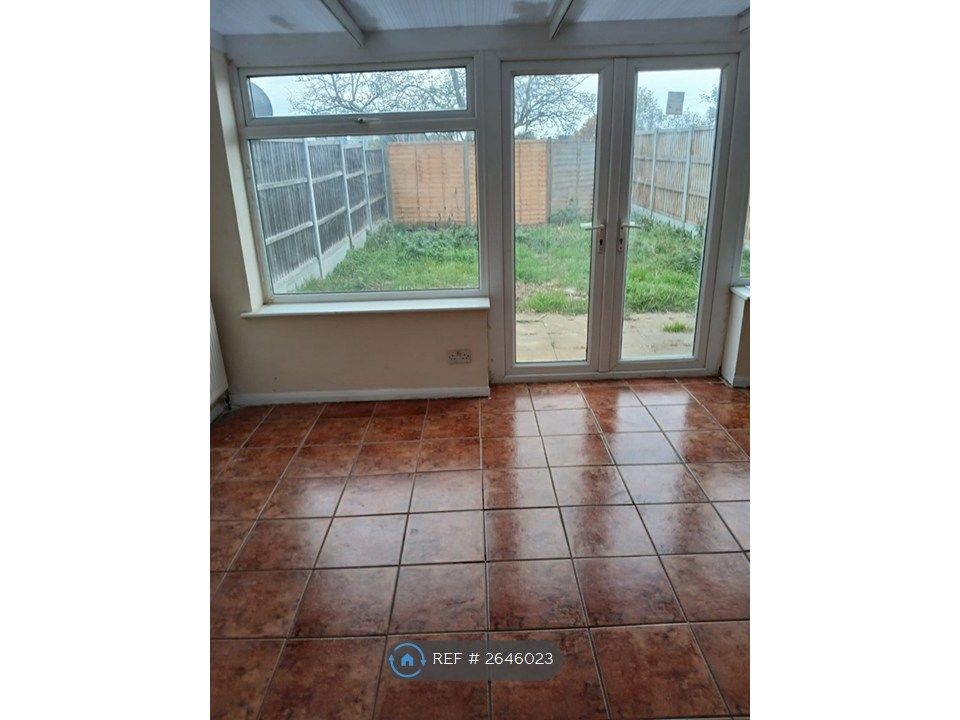 Property photo 2 of 12 Conservatory & Garden