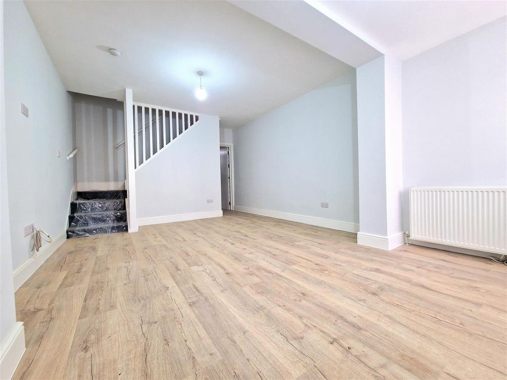 Property photo 2 of 6 Living .Jpg