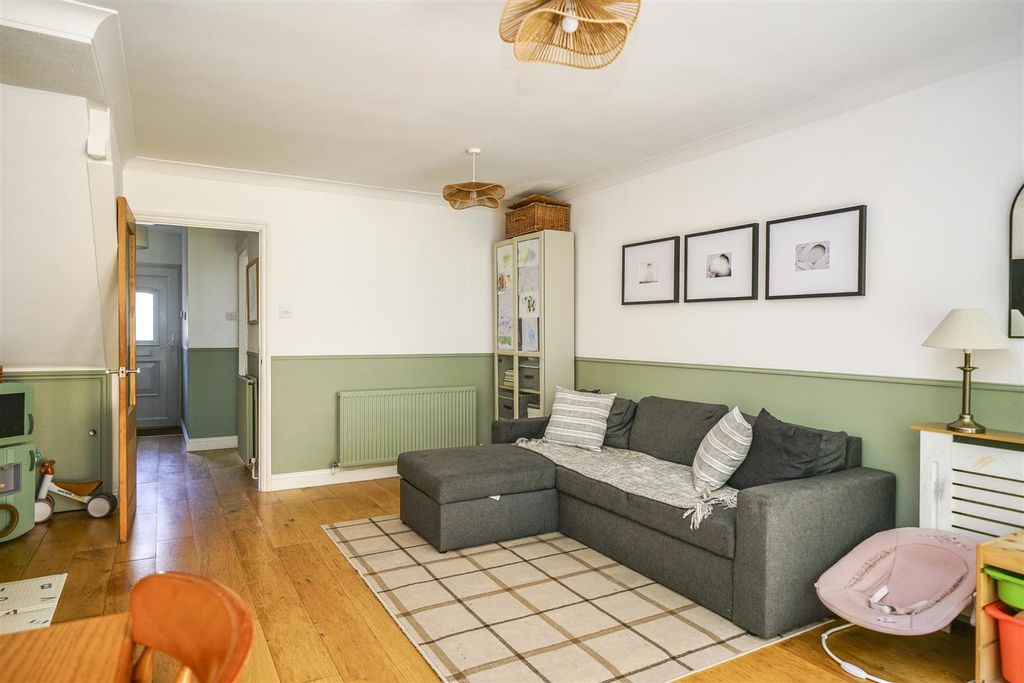 Property photo 2 of 11 Living 5.Jpg