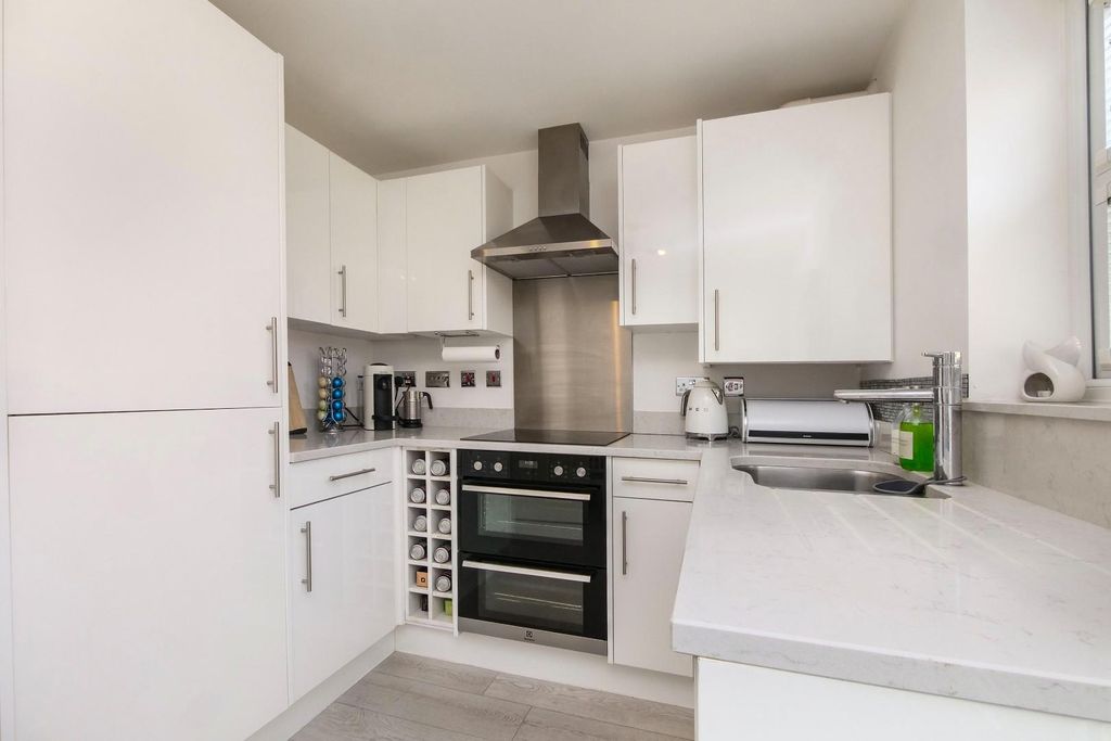 Property photo 3 of 18 Kitchen