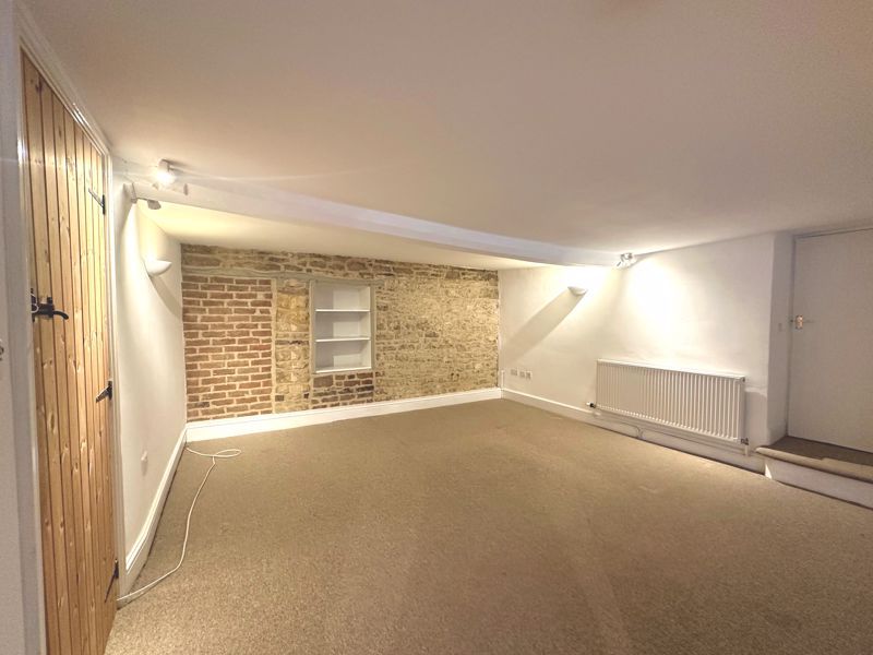 Property photo 3 of 11 Lounge