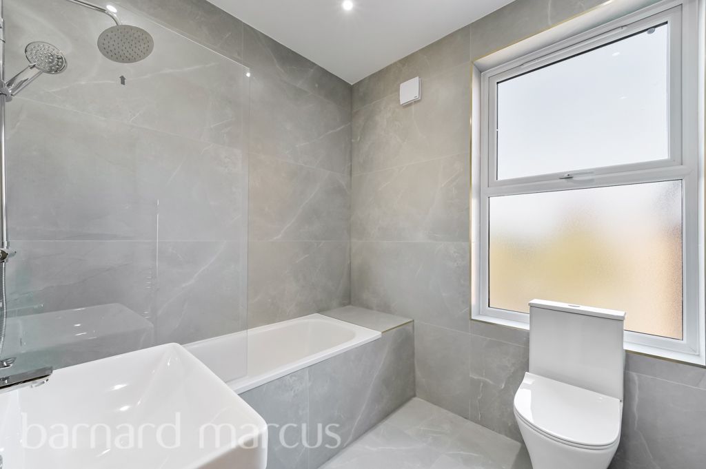 Property photo 2 of 8 Bathroom