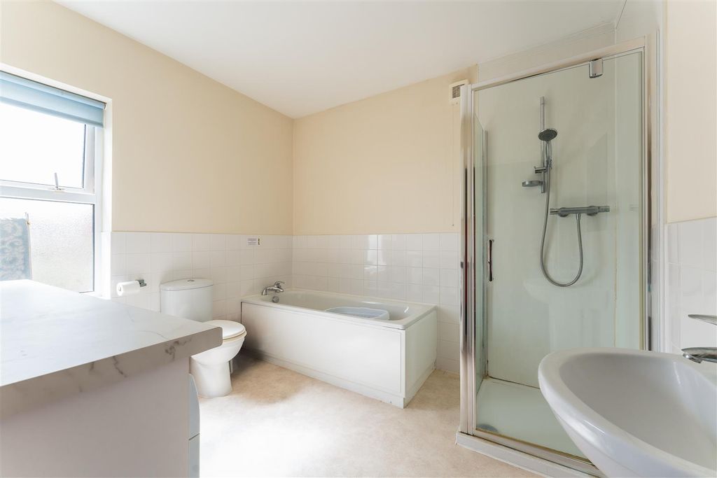 Property photo 2 of 9 40 Clifton Road-3.Jpg