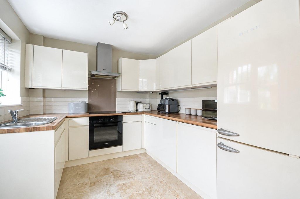 Property photo 3 of 16 Kitchen