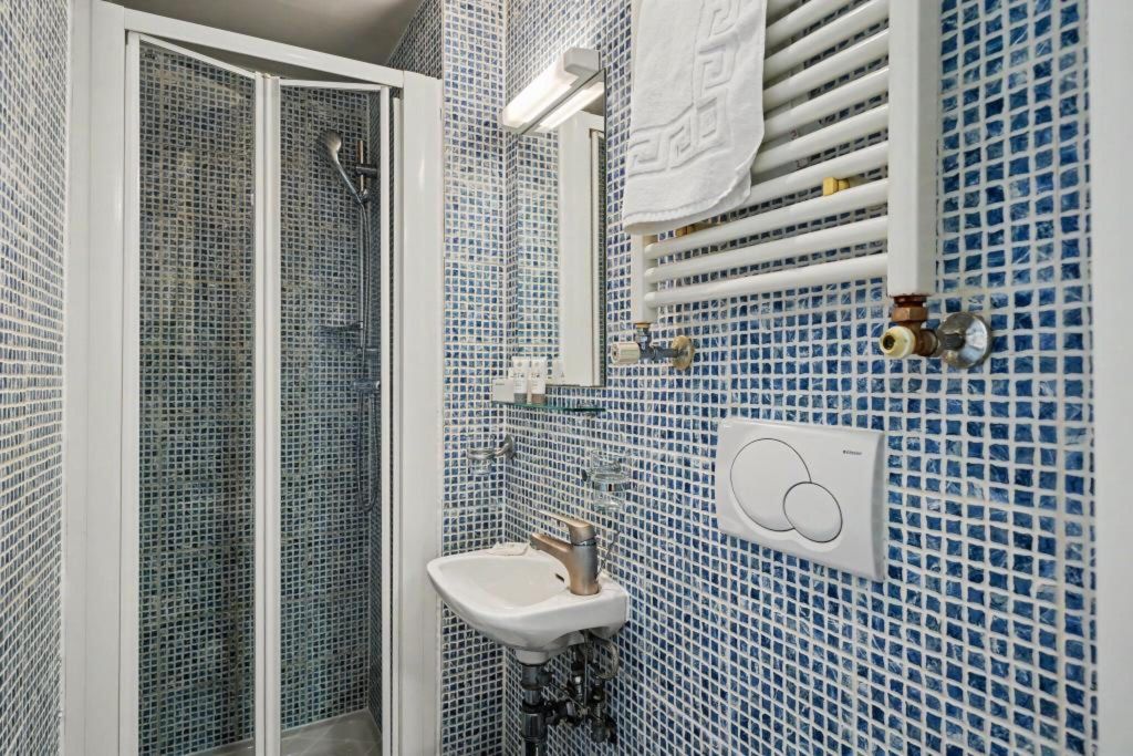 Property photo 3 of 7 Bathroom