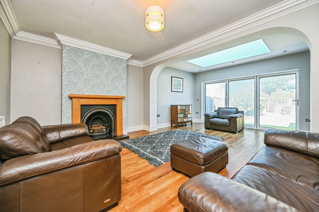 Property photo 3 of 25 Pbox-Img.Jpg
