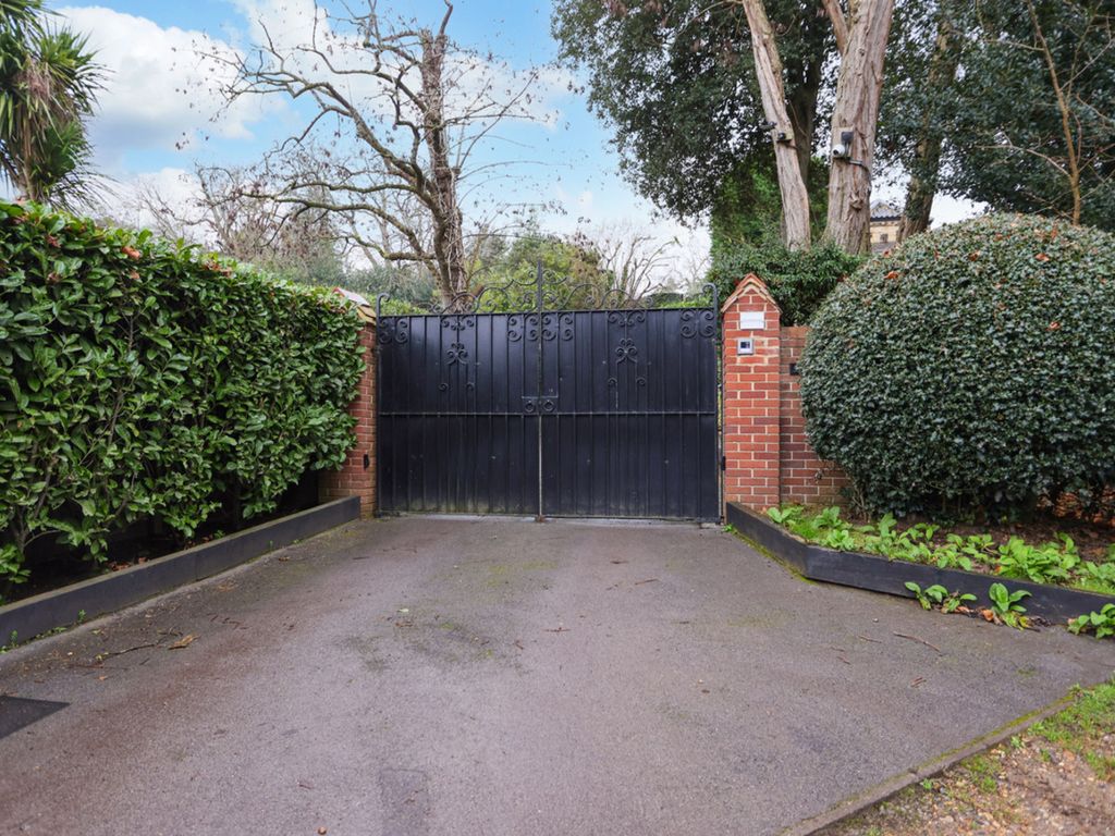 Property photo 2 of 35