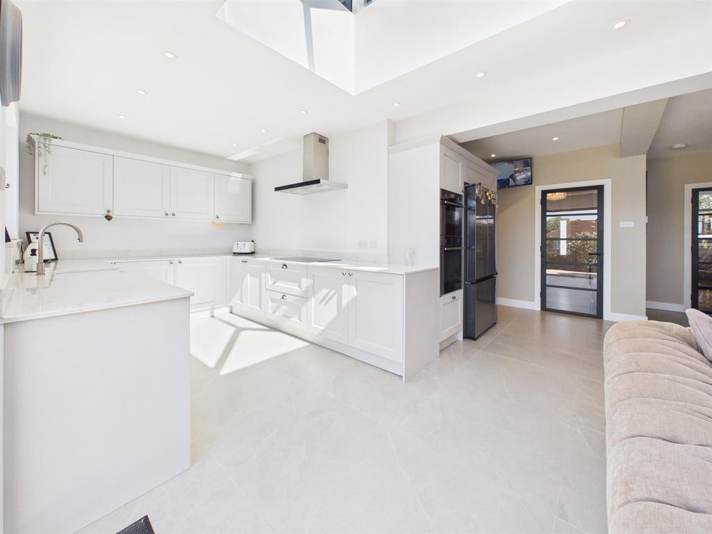 Property photo 3 of 22 Cam05510G0-Pr0203-Still020.Jpg