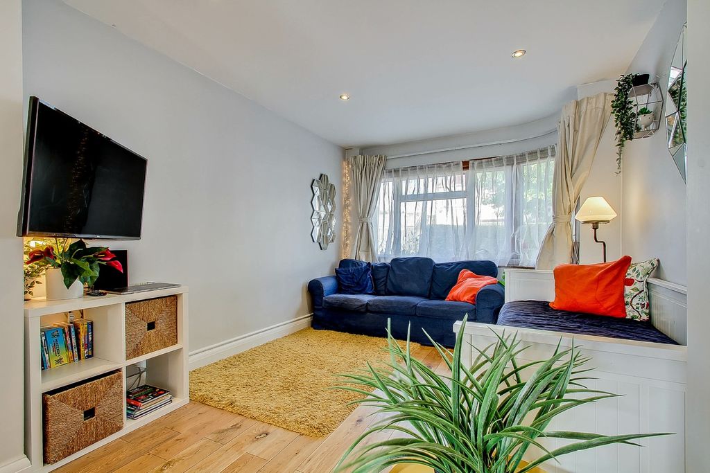 Property photo 2 of 15 4378403