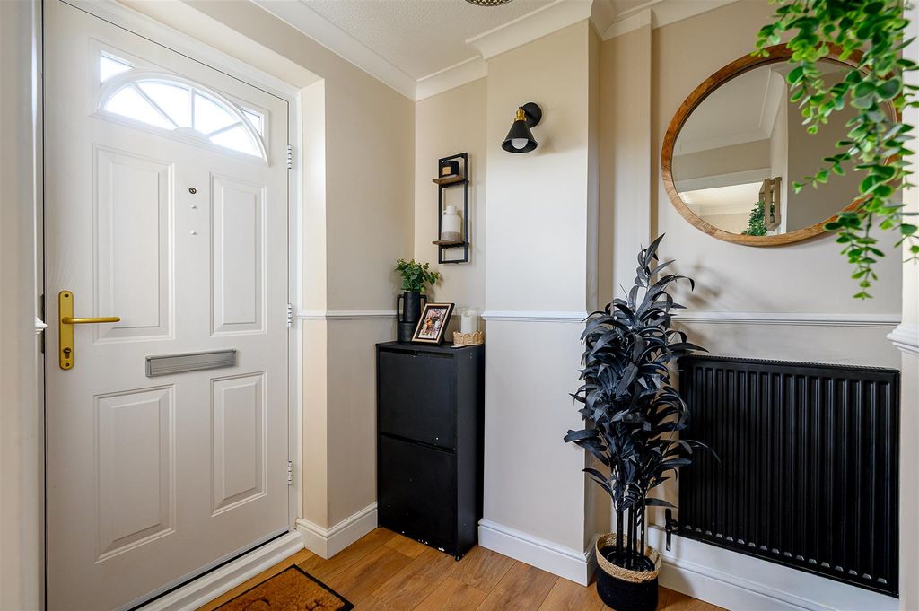 Property photo 2 of 18 Hallway