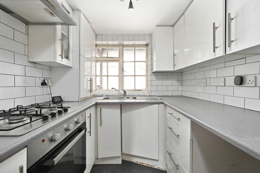 Property photo 3 of 10 Kitchen