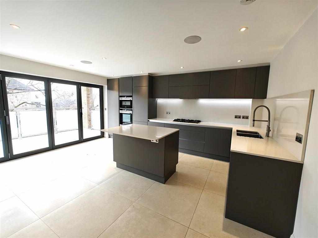 Property photo 2 of 40