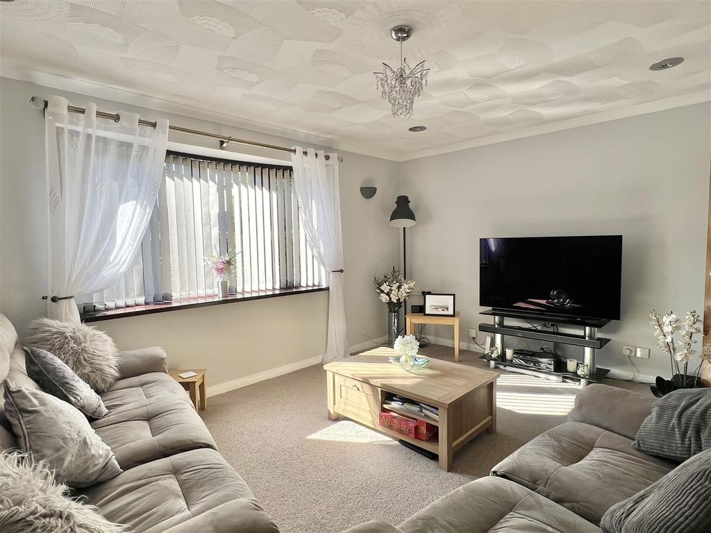 Property photo 2 of 23 Lounge: