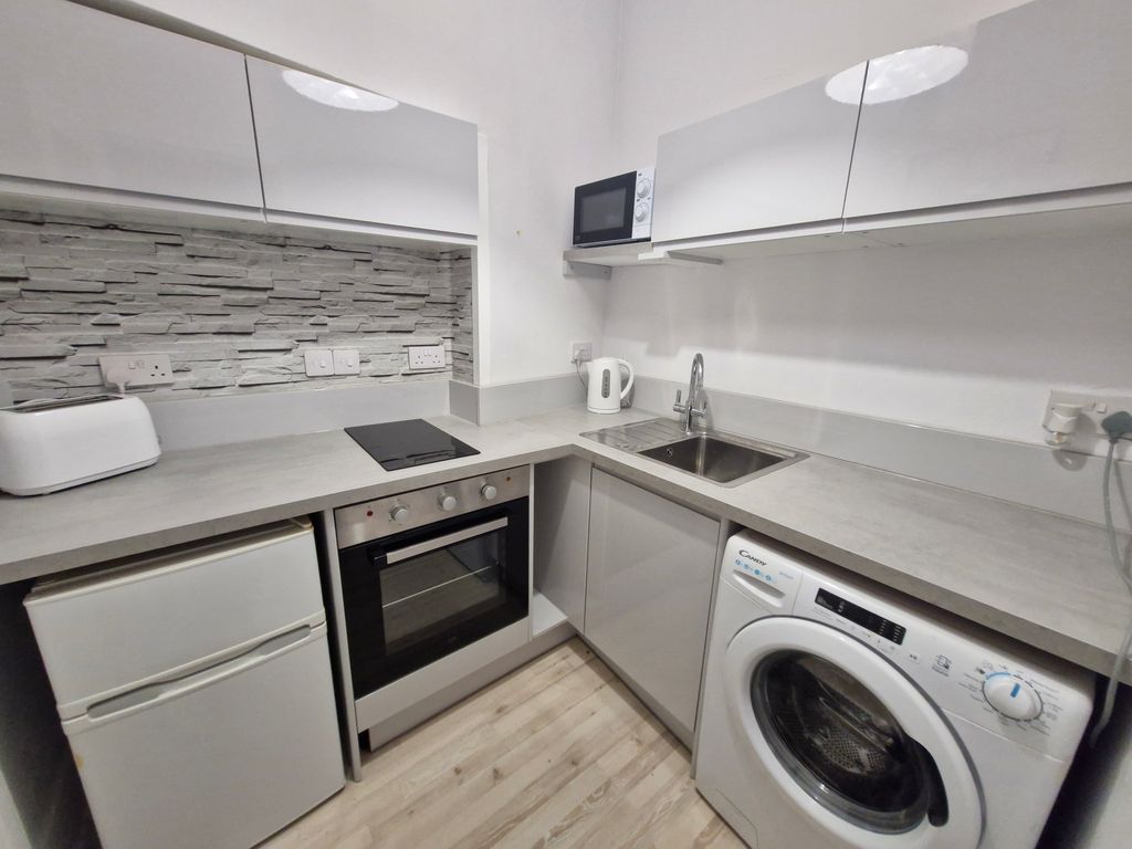 Property photo 3 of 7 Kitchen