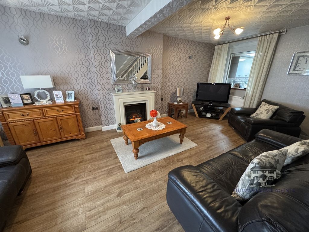 Property photo 3 of 11 Lounge