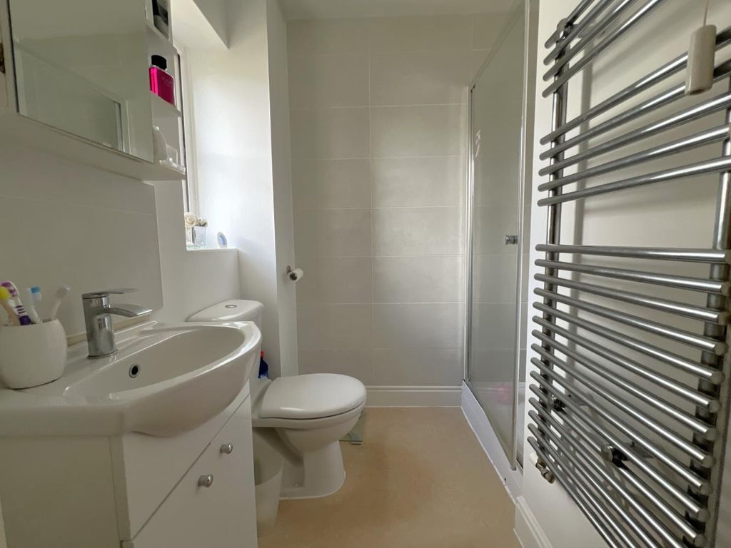 Property photo 3 of 12 Ensuite