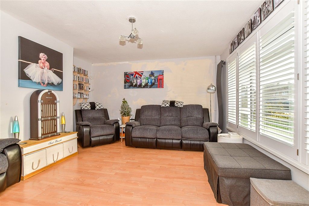 Property photo 3 of 8 Lounge