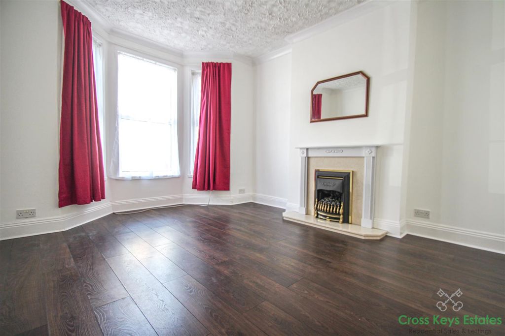 Property photo 3 of 18 Sitting Room