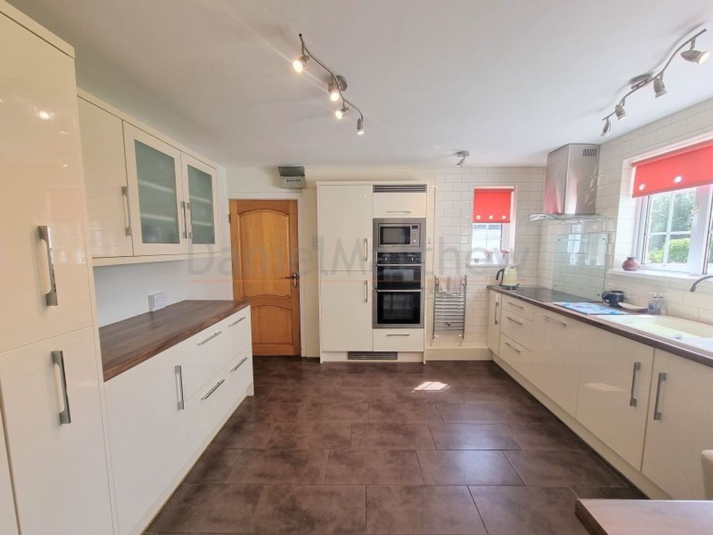 Property photo 3 of 27 Kitchen