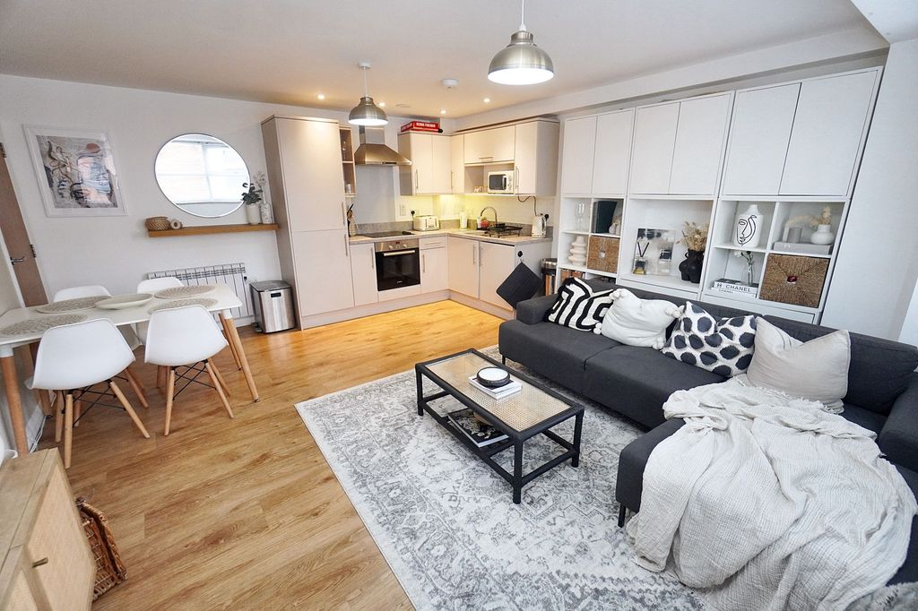 Property photo 1 of 9 Photo 7