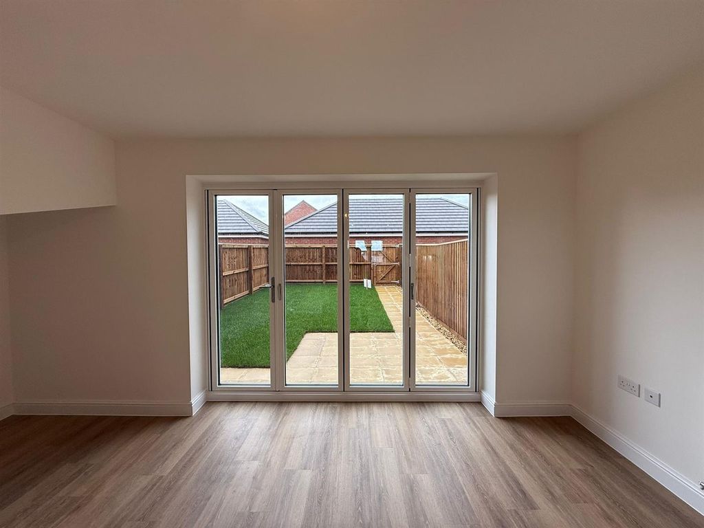 Property photo 3 of 18 Dining Area