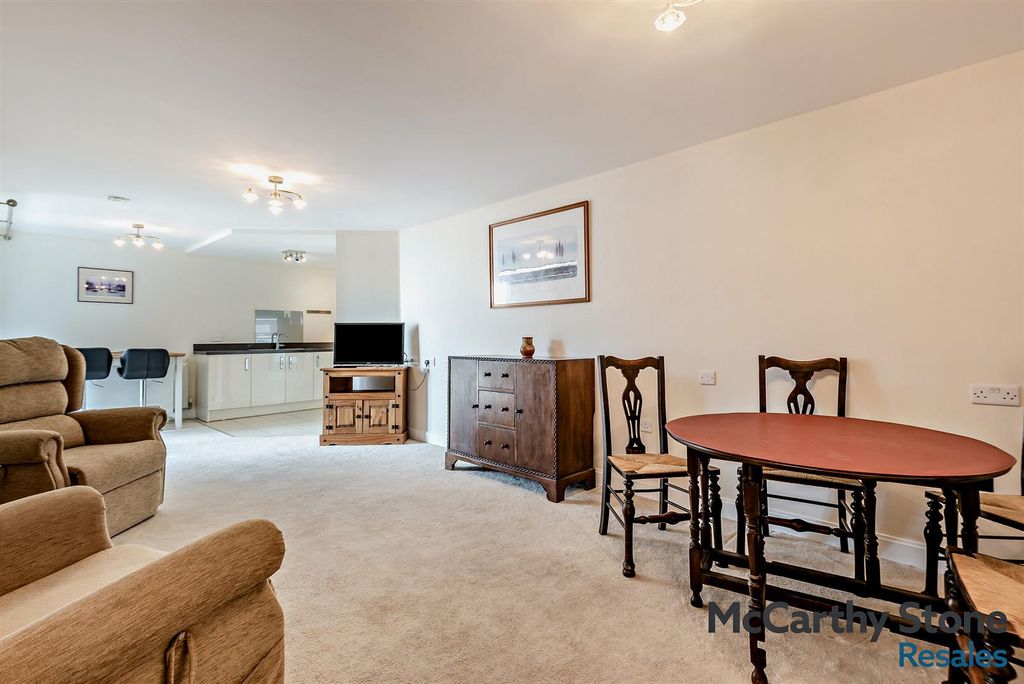 Property photo 2 of 14 8681403-Interior03-800.Jpg