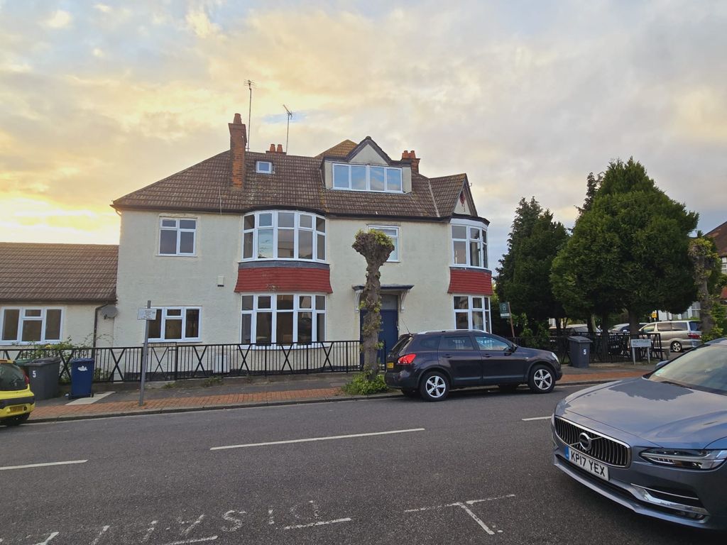 Property photo 1 of 20 A Large 6 Bedroom Semi Detached House - Not Suitable For Company Lets